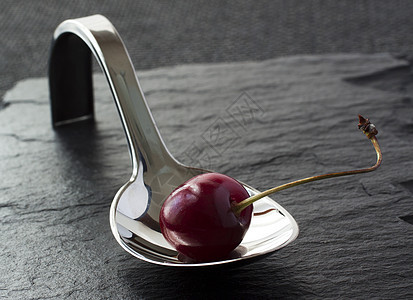 勺子上的樱桃餐厅黑色水果石头食物金属美食红色图片