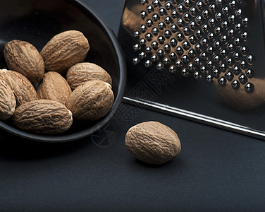 Nutmegs 核糖盘子食物黑色用具香料厨房烹饪图片