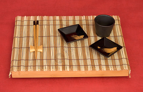 从中国棍子和酱油船的托盘上杯子仪式黑色飞碟盘子茶碗棕色茶盘红色国家图片
