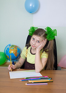 女孩坐在桌上 拿着铅笔照片桌子写字桌棕色孩子画家叶子娘娘腔相似度地球图片