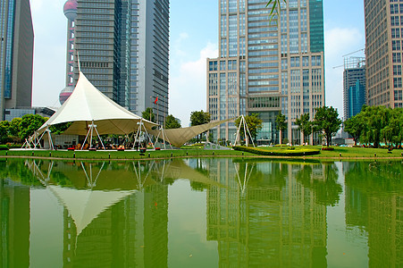 湖上摩天大楼和帐篷的反射远景经济学大都市地标植物花园商业全景景观城市图片