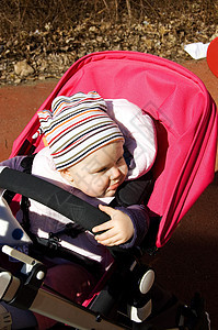 婴儿在Pram的婴儿中儿童帽子粉色微笑快乐越野车女儿孩子女孩女性图片