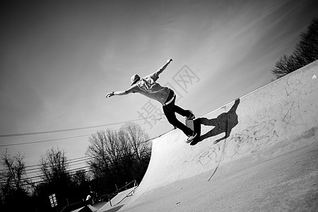滑滑板挂机娱乐坡道踢翻青少年特技男生乐趣运动滑冰半管图片
