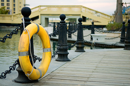 围栏上黄色生命浮标护柱码头安全栏杆水池浮力小路建筑学情况运河图片
