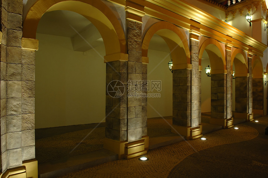 有拱门的古董建筑通道气氛马赛克大厅建筑学旅行黄色大都市游客雕刻图片
