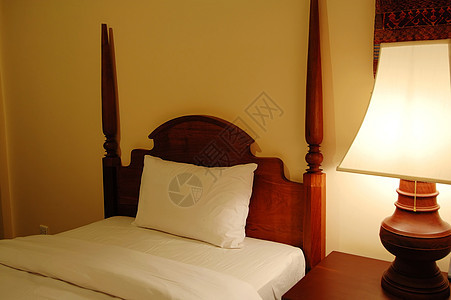 床和桌灯闺房照明旅行风格枕头酒店房间装饰软垫旅游背景图片