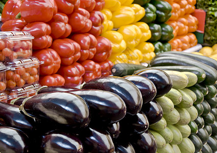 杂货市场上的蔬菜茄子黄色绿色壁球杂货店贸易胡椒食物红色购物图片