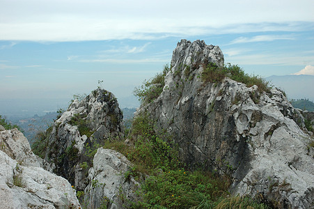 卡尔斯特山山脉吸引力爬坡科学高原远足山峰天空石灰石岩石图片