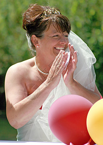 笑笑新娘女性衣服女士裙子农村仪式气球妻子微笑婚姻图片