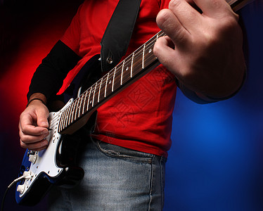 玩电吉他牛仔裤岩石红色乐器吉他手细绳音乐黑色音乐家男性图片