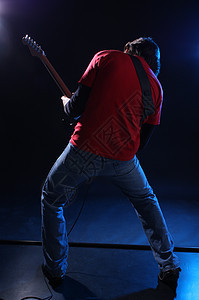 吉他播放器在舞台上夜店红色乐器男性音乐家艺术家娱乐流行音乐吉他岩石图片