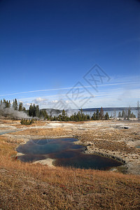 黄石公园西河流域树木地热蒸汽陨石国家景点水池山脉地标场景图片