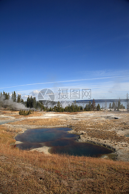 黄石公园西河流域树木地热蒸汽陨石国家景点水池山脉地标场景图片