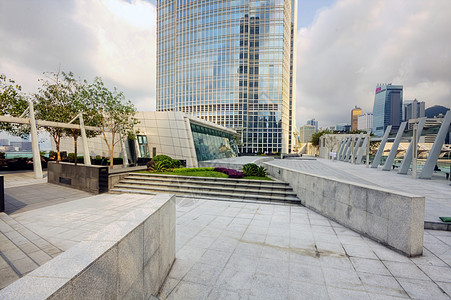 公园在城市的一座现代建筑里小路天空草地风景中心摩天大楼天际窗户日落反射图片