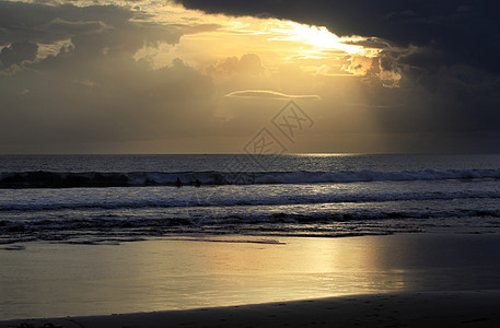 美丽的日落阴霾地平线射线太阳天空海洋墙纸插图反射黄色图片