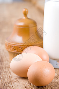 棕蛋和牛奶奶制品木头棕色美食产品团体白色玻璃木板桌子图片