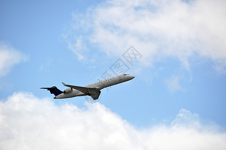 天空中的飞机旅行山脉蓝色城市飞机场翅膀航空公司草地客机假期图片