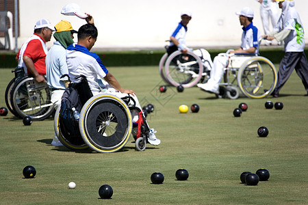 残疾人轮椅草坪碗男冠军草地男人车轮游戏竞赛场地竞争者投球障碍图片