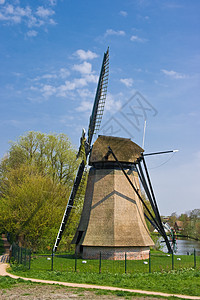 荷兰在城市的磨坊 有背景房屋图片