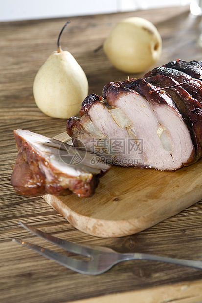 烤猪肉卷 在木板上加梨图片