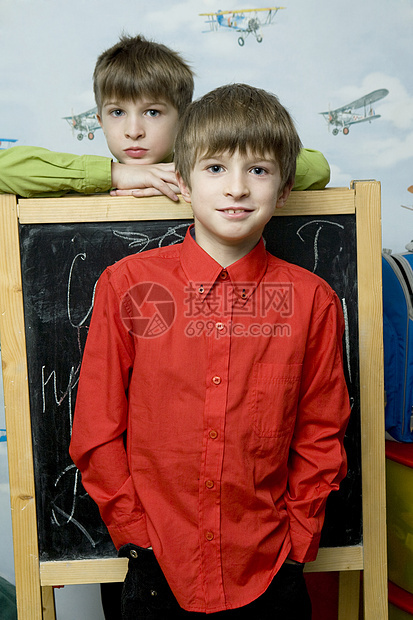 双胞胎快乐兄弟站在墙上 用飞机挂壁纸图片