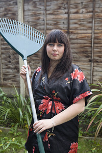 花女在花园里穿着礼服的女人 在花园里图片