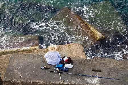 渔民在海石上钓鱼 高水平风景图片