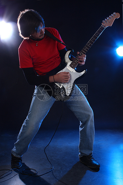 吉他播放器在舞台上夜店男性艺术家演员音乐家岩石乐器流行音乐吉他娱乐图片