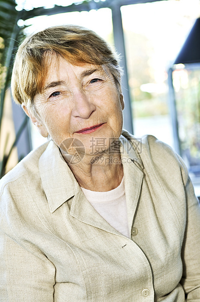 老年妇女笑着微笑女士老年人老化成人灰色欢乐祖母幸福享受晴天图片