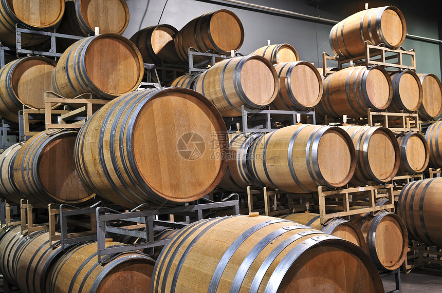 酒桶贮存木头木板酒商木桶饮料地窖发酵酒厂集装箱图片