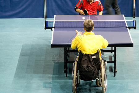 残疾人轮椅桌式网球游戏锦标赛狂欢节障碍竞争男人椅子训练桌子车轮挑战图片
