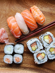 寿司日本人食品木板海苔饮食黄瓜鳟鱼传统盘子午餐筷子寿司鱼片图片
