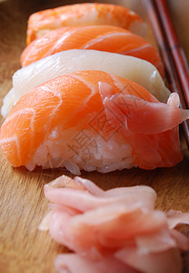 寿司日本人食品木板黄瓜酱油美食食物传统午餐饮食营养芝麻海苔图片