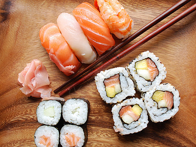 寿司日本人食品木板鳟鱼传统寿司筷子盘子午餐酱油美食黄瓜饮食图片