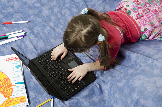 玩电脑的可爱小姑娘天赋游戏网络教育互联网爱好孩子享受智力女孩图片