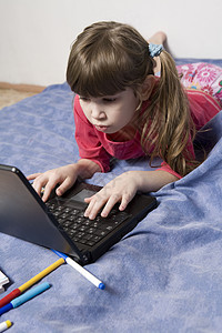 玩电脑的可爱小姑娘网络家庭作业天赋女孩互联网爱好动机孩子学习享受图片