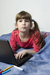 玩笔记本电脑的可爱小女孩幼儿园孩子互联网爱好乐趣天赋学习帮助学习者家庭作业图片