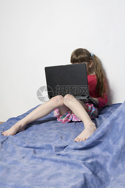 玩笔记本电脑的可爱小女孩家庭作业网络智力女孩天赋孩子动机幼儿园游戏互联网图片