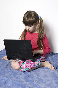 玩笔记本电脑的可爱小女孩教育学校技术享受孩子家庭作业天赋互联网爱好帮助图片