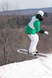 滑雪跳板坡道飞行技巧肾上腺素青少年人心滑雪者男人速度运动图片
