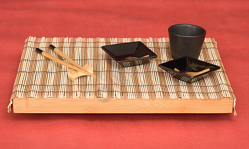 从中国棍子和酱油船的托盘上杯子茶盘盘子飞碟黑色茶碗红色仪式国家棕色图片