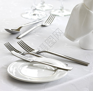 饭桌上的洗碗桌布平底锅宴会停留餐巾纸餐厅盘子刀具勺子白色图片