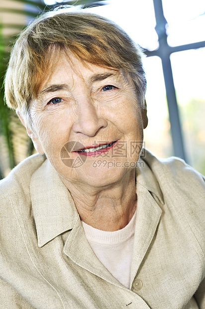 老年妇女笑着微笑退休欢乐女性享受阳光老化灰色成人祖母幸福图片