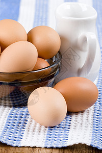 鸡蛋在碗和牛奶中纺织品团体蓝色美食桌子食物陶瓷玻璃产品棕色图片