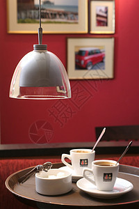 两杯咖啡桌子咖啡店咖啡厅杯子咖啡杯夹具托盘图片