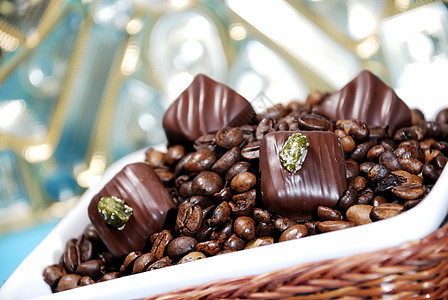 咖啡豆和巧克力谷物拿铁棕色咖啡咖啡店篮子图片