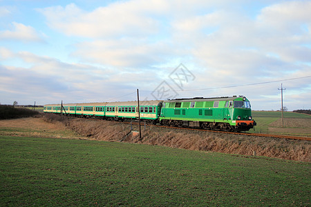 乘火车通过农村的旅客列车水平旅行服务乡村机车运输日光旅游铁路风景图片