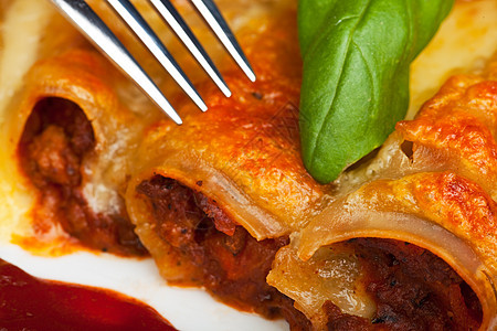 传统的番茄酱甘乃罗尼意大利面菜面条盘子午餐刀具红色草本植物美食美味食物烹饪图片