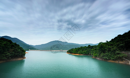 森林中的湖泊石头晴天阳光岩石环境蓝色地平线风景镜子生态图片