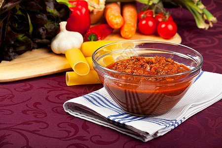 配有酱汤和生菜的碗碗美味面条胡椒地面蔬菜烹饪韭葱洋葱食物美食图片